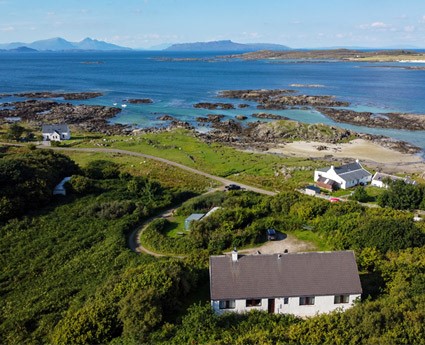 Eilean Feoir, Sanna Bay